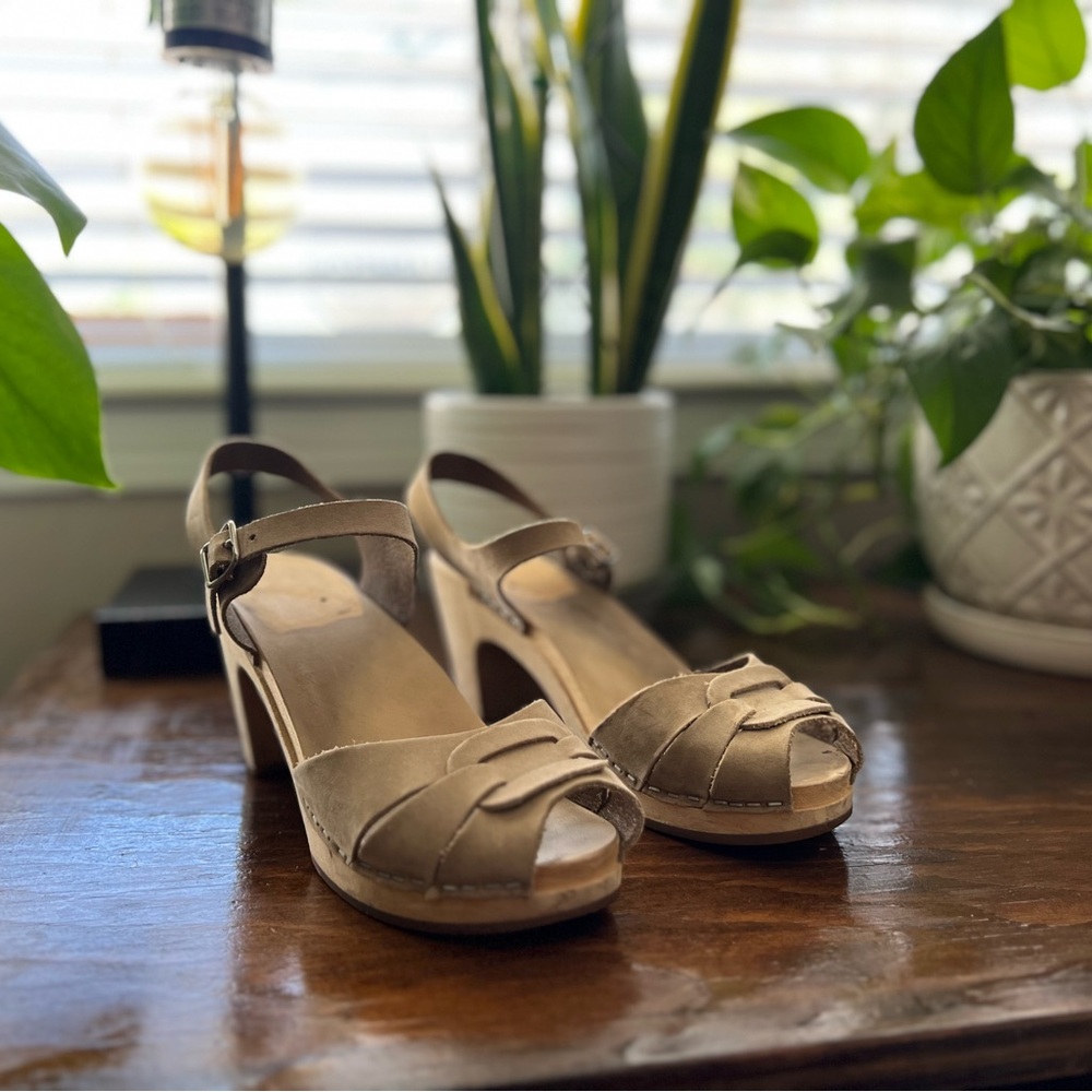 Elegant Tan Women's Sandals
